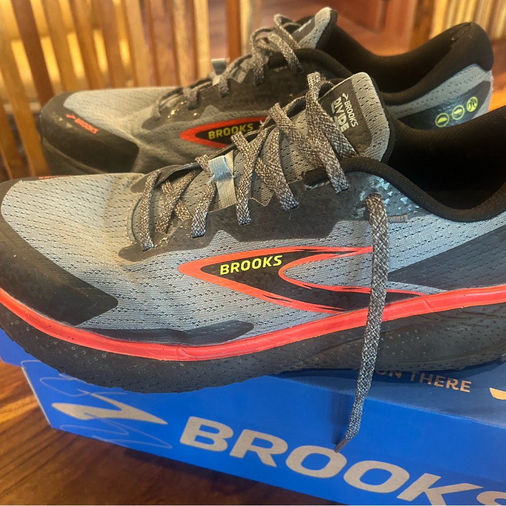 Brooks Men's Athletic Shoes in Gray and Red
